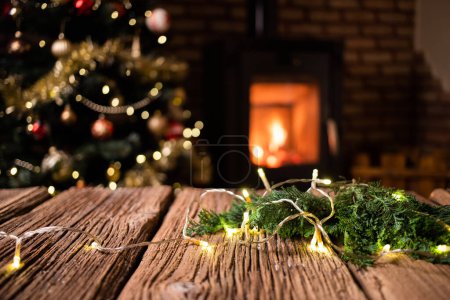 Foto de Decoraciones de Navidad sobre chimenea de fondo de madera - Imagen libre de derechos