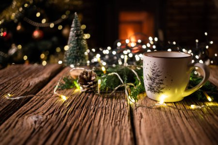 Foto de Bebida caliente en la mesa de madera Navidad - Imagen libre de derechos
