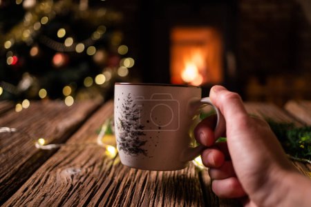 Téléchargez les photos : Boisson chaude sur table en bois temps de Noël - en image libre de droit