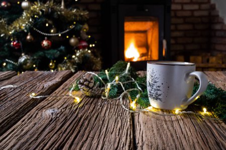 Foto de Bebida caliente en la mesa de madera Navidad - Imagen libre de derechos