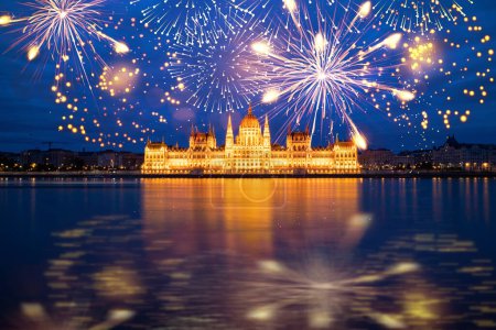 Téléchargez les photos : Feux d'artifice affichage sur Budapest bonne année - en image libre de droit