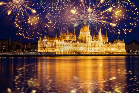 Foto de Fuegos artificiales sobre Budapest feliz año nuevo - Imagen libre de derechos