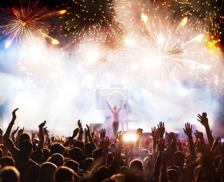 Foto de Fuegos artificiales exhibición y multitud celebrando feliz año nuevo - Imagen libre de derechos