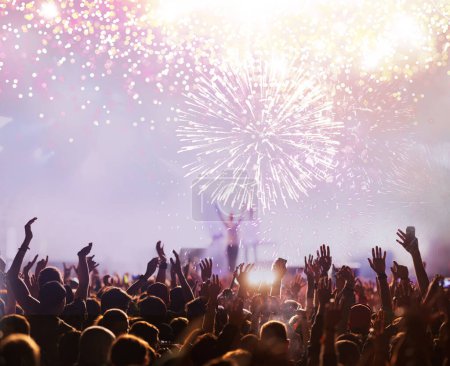 Téléchargez les photos : Feux d'artifice et foule célébrant bonne année - en image libre de droit