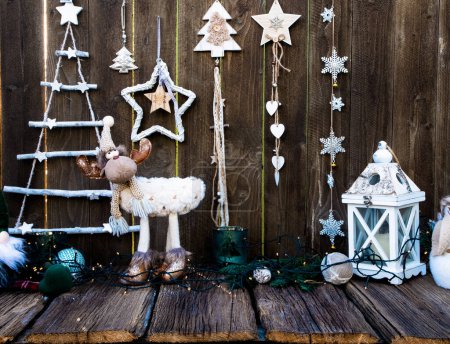Foto de Decoraciones de Navidad en la mesa de madera - Imagen libre de derechos