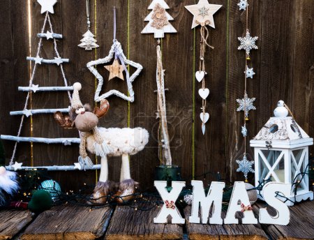 Foto de Decoraciones de Navidad en la mesa de madera - Imagen libre de derechos