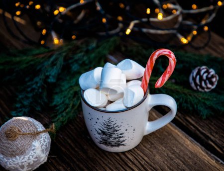 Téléchargez les photos : Boisson chaude de Noël avec guimauve sur table en bois - en image libre de droit