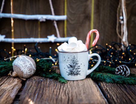 Foto de Bebida caliente de Navidad con malvavisco en la mesa de madera - Imagen libre de derechos