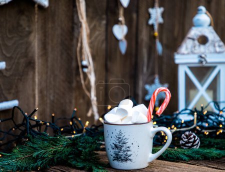 Foto de Bebida caliente de Navidad con malvavisco en la mesa de madera - Imagen libre de derechos