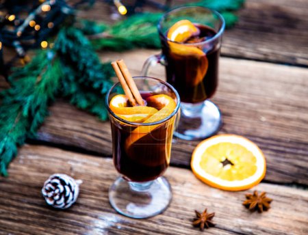 Téléchargez les photos : Vin chaud Boisson de Noël sur table en bois - en image libre de droit