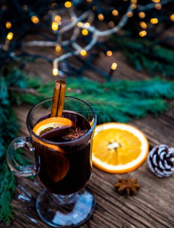Foto de Vino caliente bebida de Navidad en la mesa de madera - Imagen libre de derechos