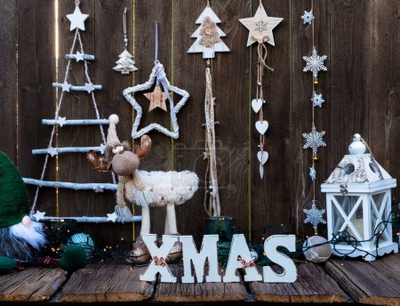 Téléchargez les photos : Décorations de Noël sur table en bois - en image libre de droit