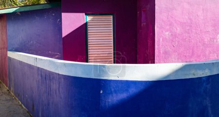 Foto de Casa colorida púrpura azul naranja - Imagen libre de derechos