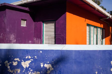Foto de Casa colorida púrpura azul naranja - Imagen libre de derechos