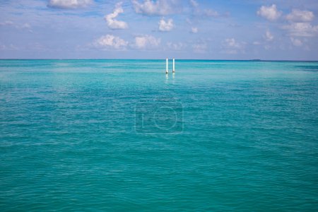 Téléchargez les photos : Background of turquoise sea and blue sky - en image libre de droit