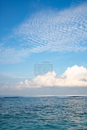Téléchargez les photos : Background of turquoise sea and blue sky - en image libre de droit