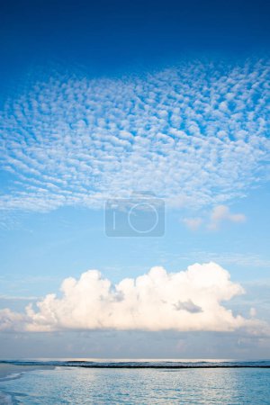 Téléchargez les photos : Fond de mer turquoise et ciel bleu - en image libre de droit