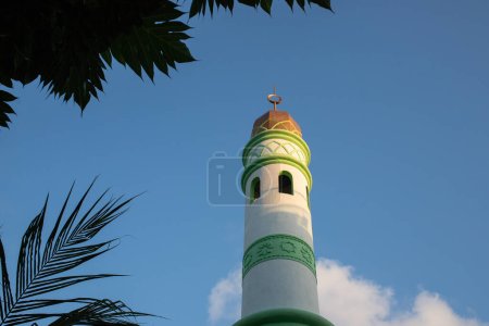 Téléchargez les photos : Tour de mosquée islamique sur ciel bleu - en image libre de droit