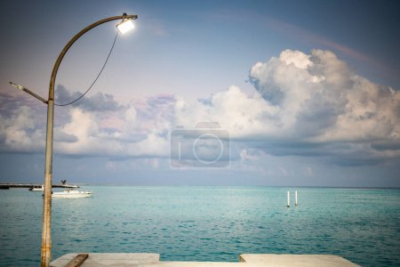 Téléchargez les photos : Lampe dans le port et mer calme - en image libre de droit