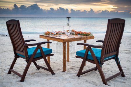 Foto de Cena romántica puesta de sol en la playa - Imagen libre de derechos