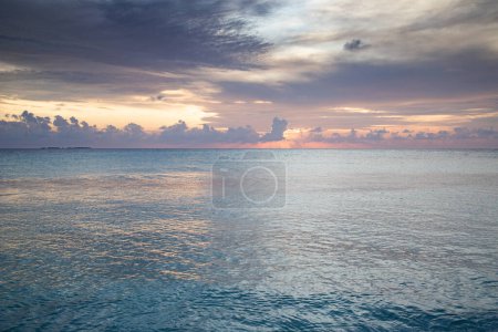 Foto de Increíble puesta de sol en la playa tropical del mar - Imagen libre de derechos