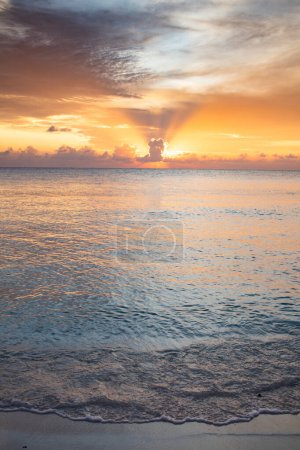 Téléchargez les photos : Amazing sunset on the sea tropical beach - en image libre de droit