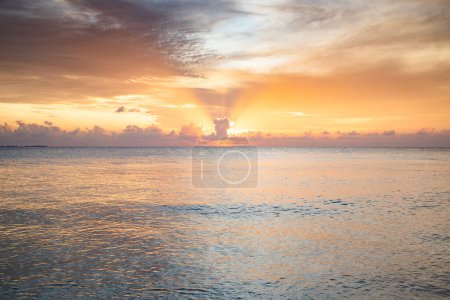 Téléchargez les photos : Coucher de soleil incroyable sur la mer plage tropicale - en image libre de droit