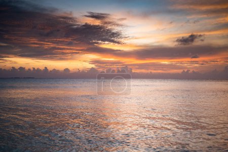 Téléchargez les photos : Amazing sunset on the sea tropical beach - en image libre de droit