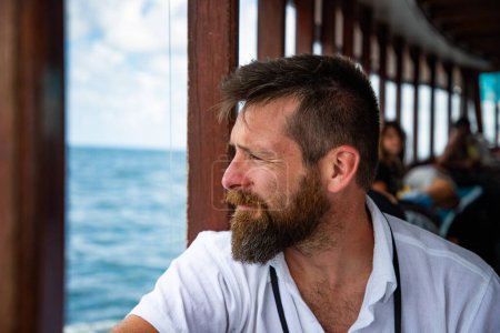 Foto de Hombre caucásico guapo viajando en un ferry local - Imagen libre de derechos