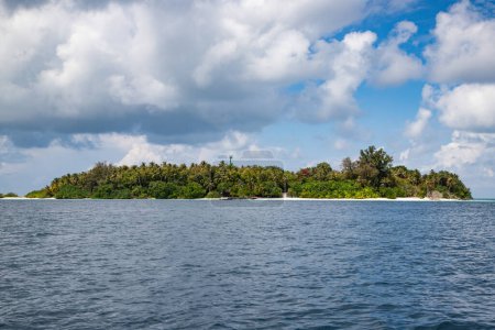 Téléchargez les photos : Green tropical island in the sea - en image libre de droit