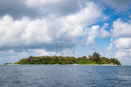 Téléchargez les photos : Green tropical island in the sea - en image libre de droit