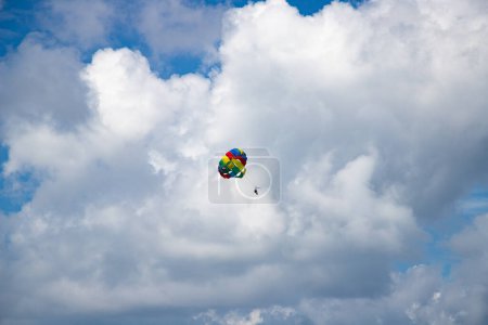 Téléchargez les photos : Parasailing against blue sky rainbow colors - en image libre de droit