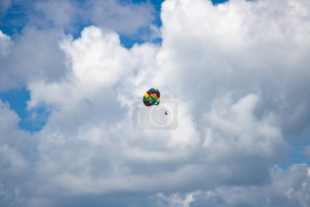 Foto de Parasailing against blue sky rainbow colors - Imagen libre de derechos