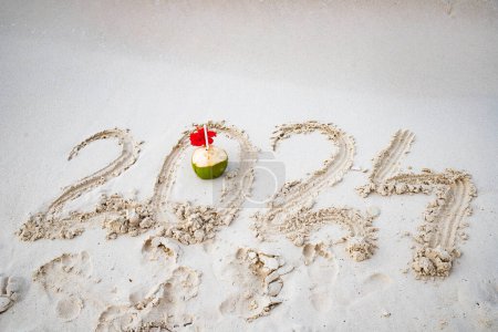 Téléchargez les photos : 2024 écrit en sable blanc sur plage tropicale et noix de coco - en image libre de droit