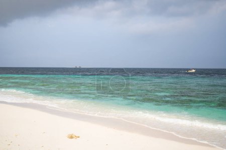 Téléchargez les photos : Belle plage tropicale exotique et nuages orageux - en image libre de droit