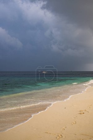 Foto de Hermosa playa tropical exótica y nubes tormentosas - Imagen libre de derechos