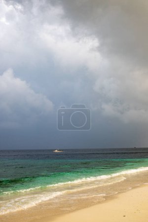 Foto de Hermosa playa tropical exótica y nubes tormentosas - Imagen libre de derechos