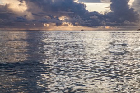 Téléchargez les photos : Coucher de soleil incroyable sur la mer sur une île tropicale - en image libre de droit