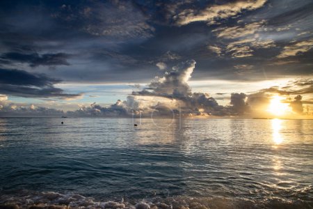 Foto de Increíble puesta de sol sobre el mar en una isla tropical - Imagen libre de derechos