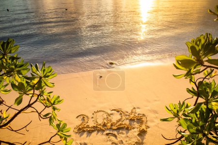 Foto de 2024 escrito en arena en una isla tropical - Imagen libre de derechos