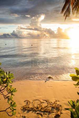 Téléchargez les photos : 2024 écrit en sable sur une île tropicale - en image libre de droit