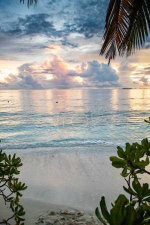 Téléchargez les photos : Coucher de soleil incroyable sur la mer sur une île tropicale - en image libre de droit