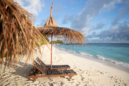 Téléchargez les photos : Chaises de plage sur une belle plage tropicale - en image libre de droit