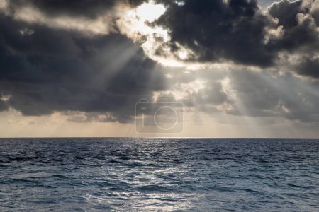 Téléchargez les photos : Belle plage tropicale exotique et nuages orageux - en image libre de droit