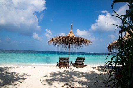 Téléchargez les photos : Chaises de plage sur une belle plage tropicale - en image libre de droit