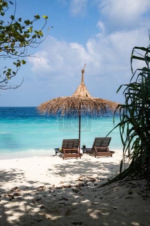 Foto de Sillas de playa en la hermosa playa tropical - Imagen libre de derechos