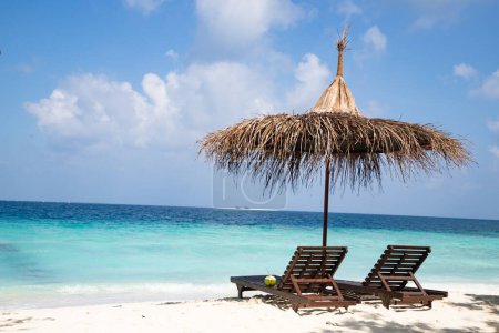 Foto de Sillas de playa en la hermosa playa tropical - Imagen libre de derechos