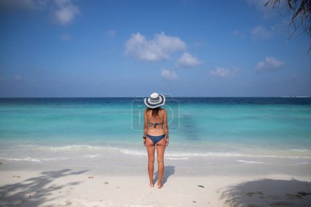 Téléchargez les photos : Femme relaxante sur une belle plage tropicale - en image libre de droit