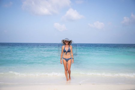 Foto de Mujer relajante en hermosa playa tropical - Imagen libre de derechos