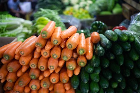 Foto de Frutas y hortalizas frescas en el mercado tropical - Imagen libre de derechos